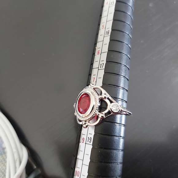 Silver tone, ruby colored stone ornate ring - Picture 2 of 4